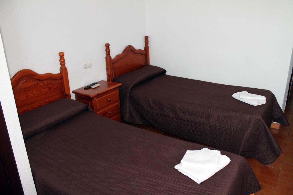 Hostal Montilla Sotogrande Торрегуадиаро Экстерьер фото